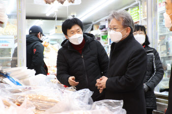 전통시장 방문한 권칠승 장관, 민생 행보 이어가