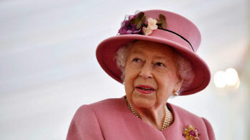 영국 여왕 "보유 주식 공개 싫어"..법안 로비 벌여 성공