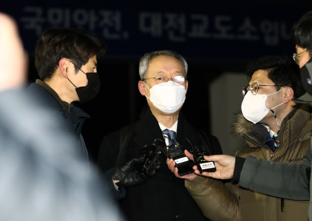 與 "백운규 영장 기각, 당연한 결과"…檢 감찰 착수해야 비난도