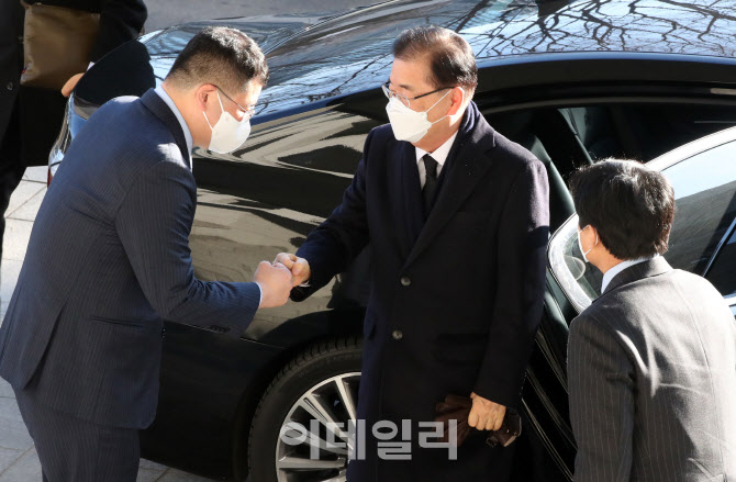 [포토]직원들과 주먹인사하는 정의용 신임 외교부 장관