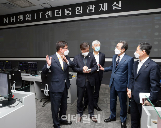 [포토] 이성희 농협회장, NH통합IT센터 비상대응체계 점검