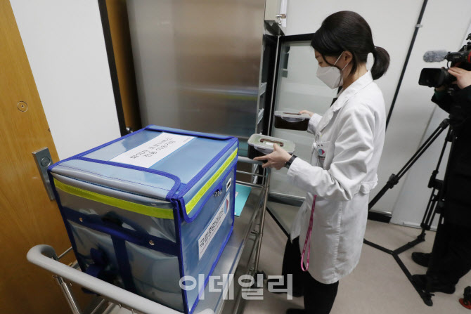 [포토]해동된 코로나19 백신 옮기는 의료진