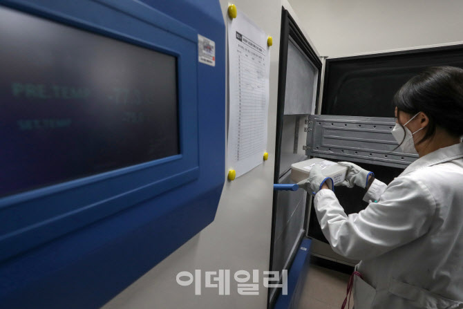 [포토]해동된 백신 옮기는 의료진