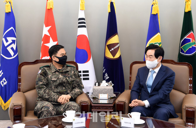 [포토]수도방위사령부 군 장병 위문한 안병용 의정부시장