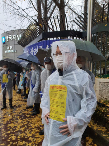협력사 호소 외면한 한국지엠, 월급 내어준 쌍용차 勞