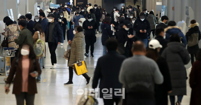 [포토]하루 앞으로 다가온 설 연휴, 붐비는 공항