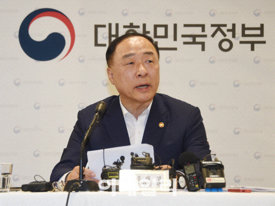 [속보]홍남기 “중소기업 판로혁신…6000개 제품 판매 지원”