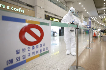 '변이 확산 비상' 해외유입 문, 한층 더 걸어 잠근다