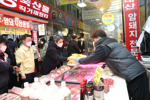 전통시장 찾은 이인영…文정부 외교안보라인 총출동