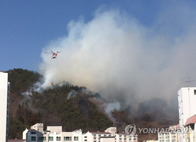 광양 가야산서 화재···9시간 넘게 진화 작업