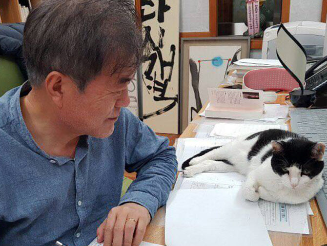 [포토] 반려묘 '찡찡'이와 함께하는 문재인 대통령