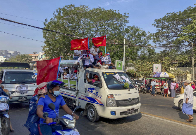 로이터 "미얀마 경찰, 사흘 만에 시위대에 총격"