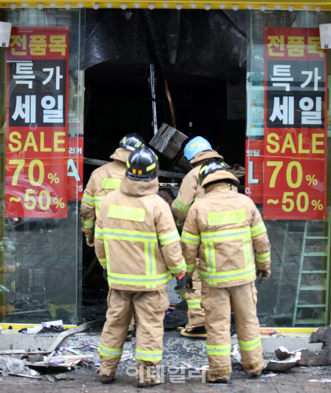 [포토]연휴 마지막 날 명동 한 화장품 가게에서 화재 발생해