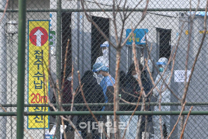 [포토]코로나19 검사받는 순천향대학교 서울병원 의료진 및 내부인