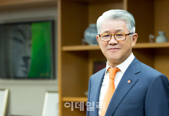 檢, '비자금 조성 의혹' 최신원 SK네트웍스 회장 구속영장 청구