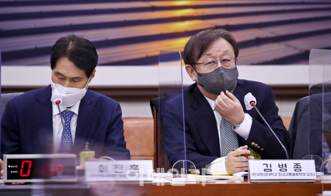 [포토]대구 신공항 건설 특별법 공청회, '발언하는 김병종 교수'