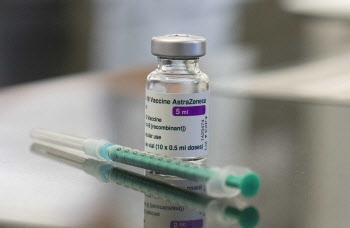 아스트라제네카 백신 믿어도 되나…승인 보류·접종 연기 잇따라