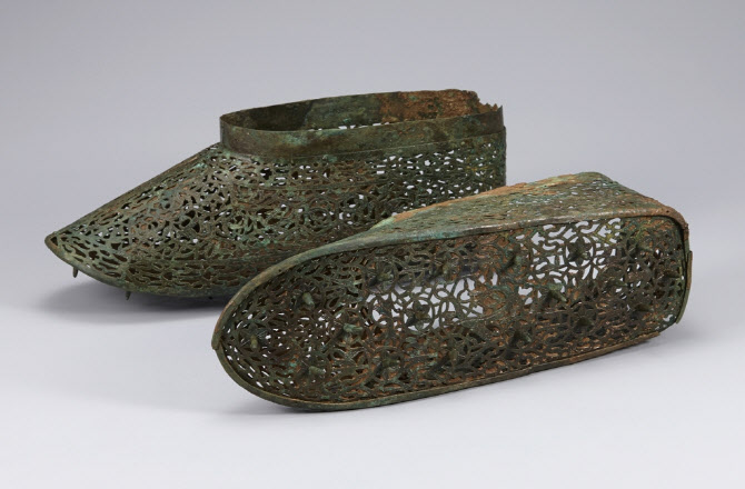 백제시대 '금동신발' 2건 보물된다...삼국 시대 신발유물로 최초