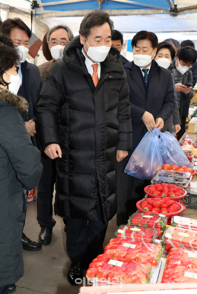 [포토]민주당 민생경제TF, '아파트 내 장터 둘러보는 이낙연 대표'