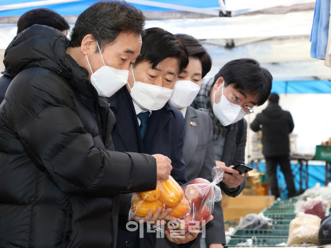 [포토]민주당 민생경제TF, '아파트 내 장터에서 과일 구매하는 이낙연'