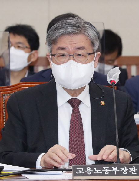 이재갑 고용부 장관 “구직급여 반복수급 금지 검토”