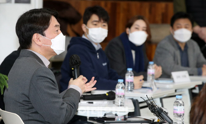 [포토]양재 AI허브 입주사 대표들과 만난 안철수