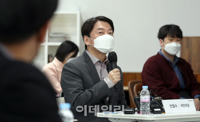 [포토]양재 AI허브 입주사 대표들과 만난 안철수 대표