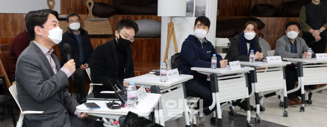 [포토]양재 AI허브 입주 대표들과 만난 안철수 대표