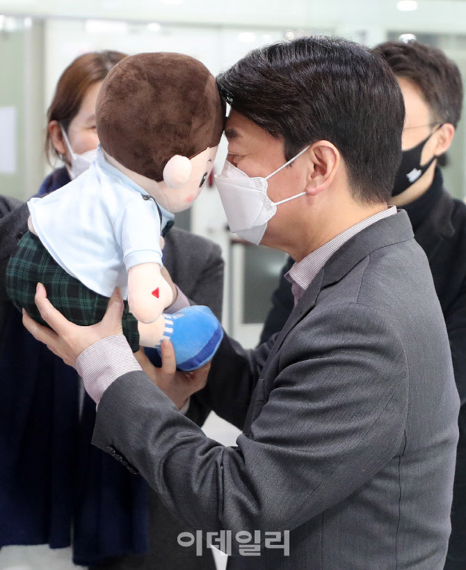 [포토]AI돌봄로봇 효돌 체험하는 안철수 대표