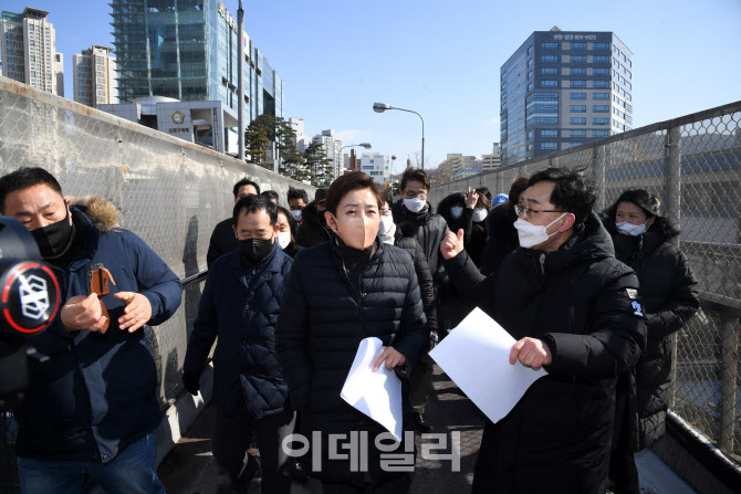 [포토]나경원, '금천구청역 인근에서 교통 해소 공약 발표'