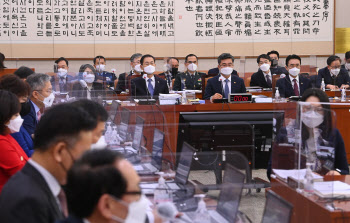 김명수 국회 출석 요구안 부결…野 반발해 퇴장
