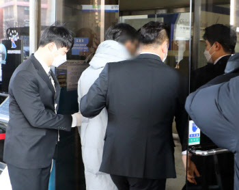 [퇴근길 뉴스] 정인이 양모, '증언'에 머리 움켜줘