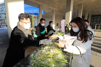 김현수 농식품부 장관 출근 직원들에 꽃 선물.."화훼소비 기대"