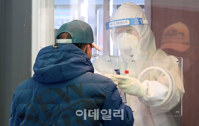 [포토]코로나19 신규 확진자 621명