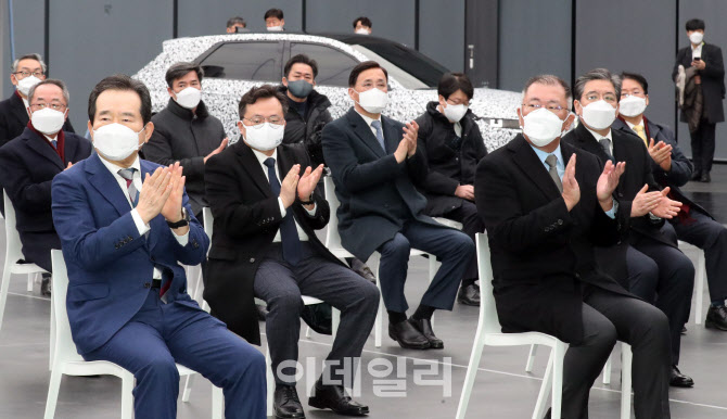 [포토]함께 박수치는 정세균 총리-정의선 회장