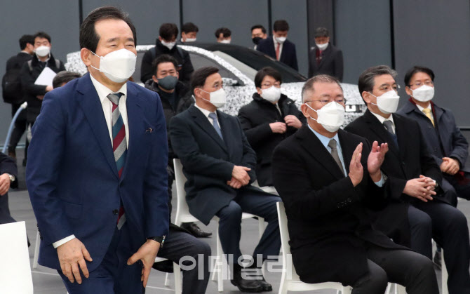 [포토]인사말을 위해 이동하는 정세균 총리