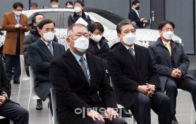 [포토]정세균 총리 인사말 듣는 정의선 회장