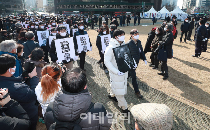 [포토]서울광장 들어서는 고 백기완 선생 영정