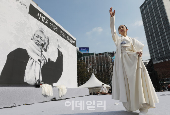 [포토]고 백기완 선생을 향한 진혼무