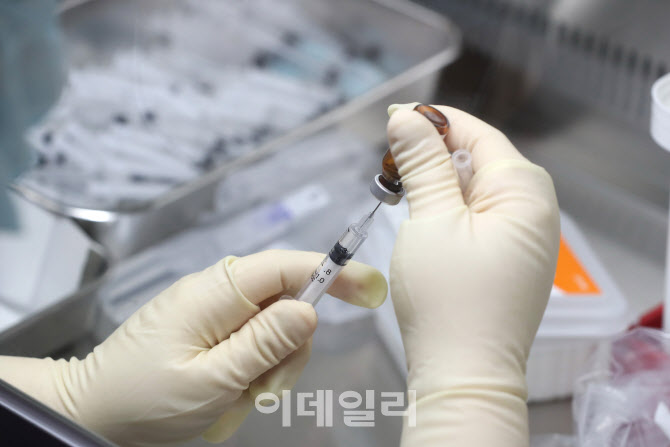 의협 “백신접종 장애 초래” 엄포···민주당 “깡패냐” 맹비난