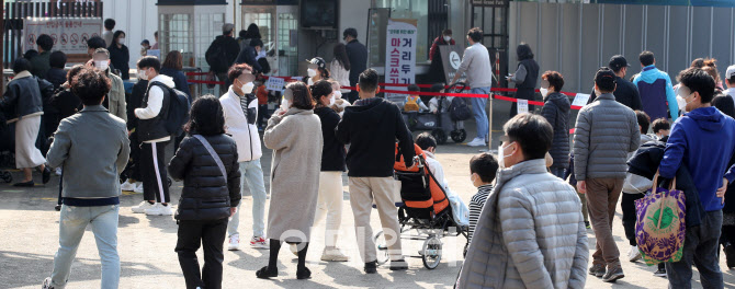 [포토]포근한 날씨 즐기는 시민들