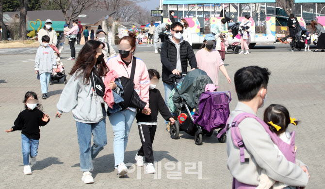 [포토]서울대공원으로 가족 나들이 온 시민들
