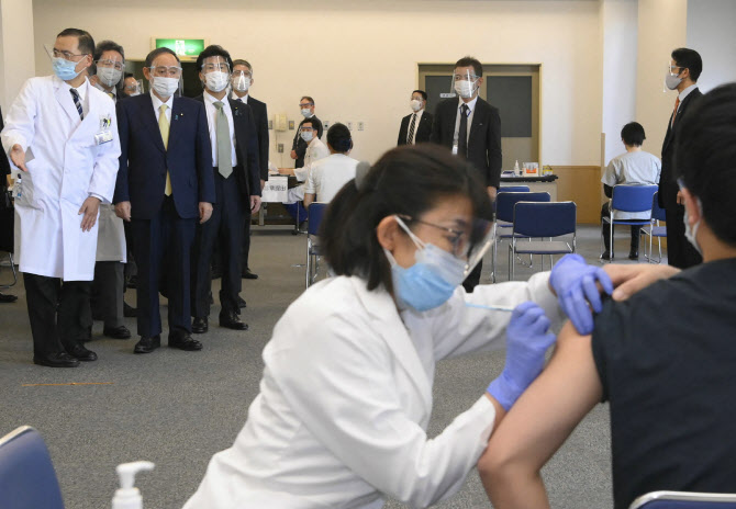 일본, 화이자 백신 물량 부족에 고령자 접종 계획 차질 우려