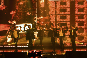 엔씨 ‘유니버스’ 본격 몸풀기…콘서트 이어 팬파티 띄운다