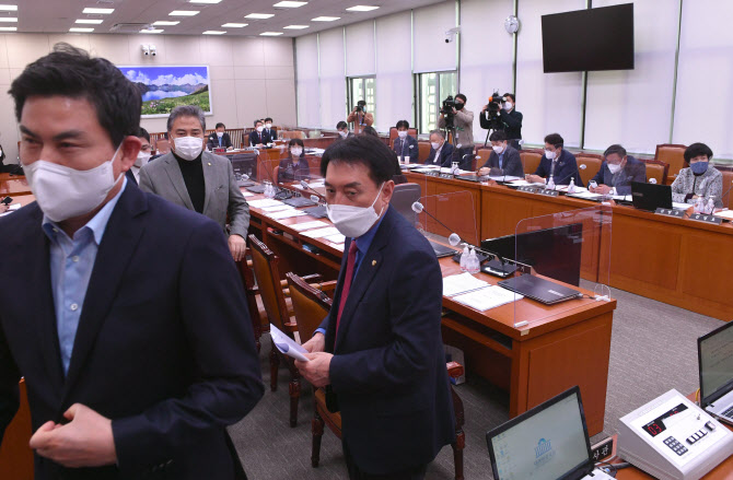 ILO핵심비준안 野 반발 속 외통위 통과