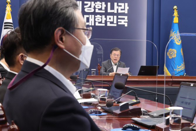 文대통령, 김범수·김봉진 공개 격려 “자수성가한 富 환원…큰 박수”(종합)