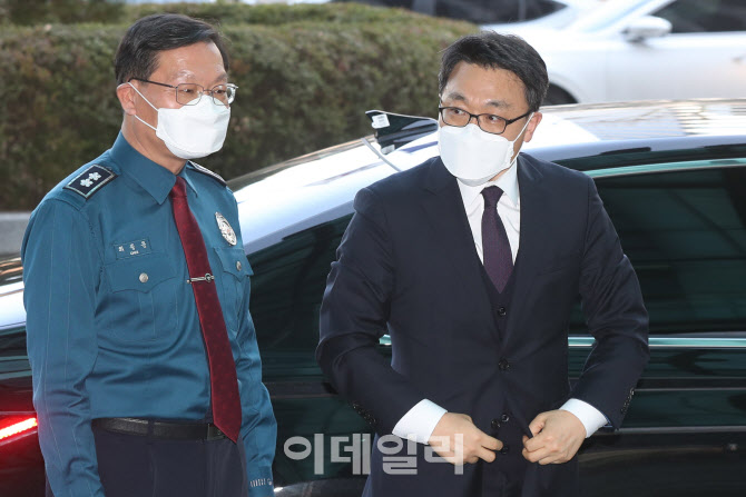 [포토]경찰청 도착한 김진욱 공수처장
