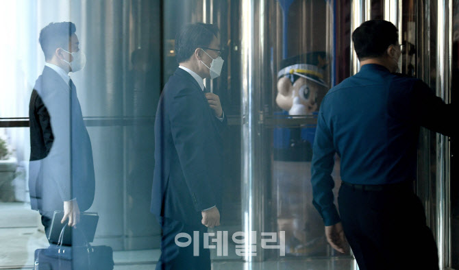 [포토]경찰청 들어서는 김진욱 공수처장
