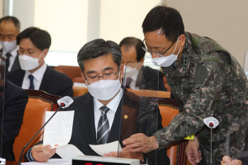 서욱 국방 "감시병, 北 귀순자 출퇴근 간부로 여긴 듯"