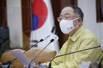 홍남기 “‘보험료율 1.4%’ 특고 고용보험, 7월에 12개 직종 우선 적용”